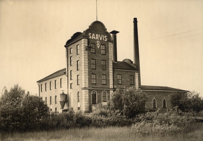 Sarvis Oy:n ensimmäinen tehdasrakennus 1920-luvulla.