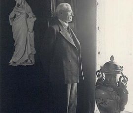 Emil Aaltonen Pyynikinlinnan salissa,
takana Johannes Takasen aito alkuperäinen
marmoriveistos Rebekka kaivolla.